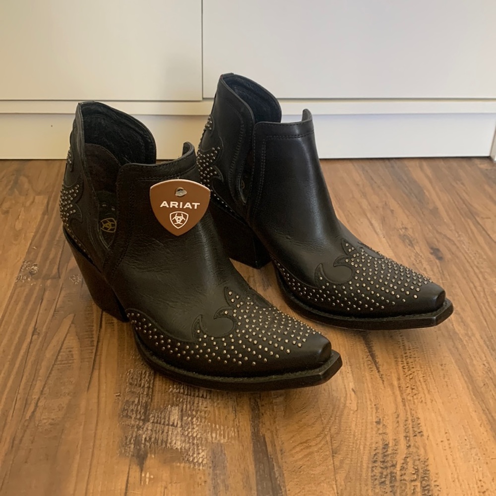 Ariat Women's Dixon Wingtip Black Western Booties. Size 8. Never worn outside.